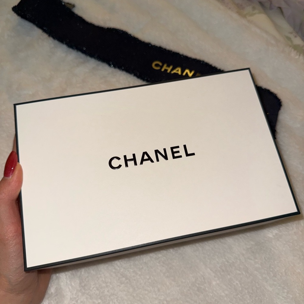 Chanel Gift Box with Ribbon - Picture 3 of 7